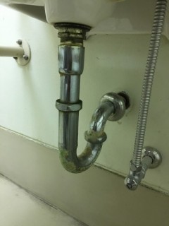 IMG_8526　手洗い器下で水漏れ